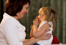 Dijete koje nije imalo dovoljno majčinske ljubavi u životu razvija 10 loših osobina, a jedna je najgora