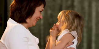 Dijete koje nije imalo dovoljno majčinske ljubavi u životu razvija 10 loših osobina, a jedna je najgora