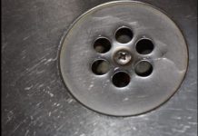 Smrdi vam iz kupatila kada pada kiša? Samo ubacite 1 sitnicu iz kuhinje u odvod I rešite problem