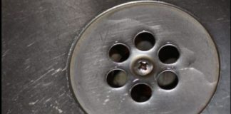 Smrdi vam iz kupatila kada pada kiša? Samo ubacite 1 sitnicu iz kuhinje u odvod I rešite problem