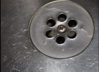 Smrdi vam iz kupatila kada pada kiša? Samo ubacite 1 sitnicu iz kuhinje u odvod I rešite problem