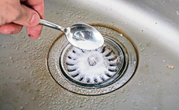 Smrdi vam iz odvoda kad pada kiša? Vodoinstalater Mića otkriva kako da sami rešite problem za male pare