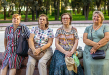 Sestre i ja smo same negovale bolesne roditelje, a brat im ni na sahranu nije došao: Kad su umrli šokirao nas je potezom oko imovine