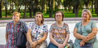 Sestre i ja smo same negovale bolesne roditelje, a brat im ni na sahranu nije došao: Kad su umrli šokirao nas je potezom oko imovine