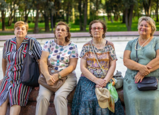 Sestre i ja smo same negovale bolesne roditelje, a brat im ni na sahranu nije došao: Kad su umrli šokirao nas je potezom oko imovine