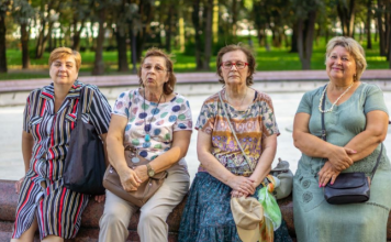 Sestre i ja smo same negovale bolesne roditelje, a brat im ni na sahranu nije došao: Kad su umrli šokirao nas je potezom oko imovine