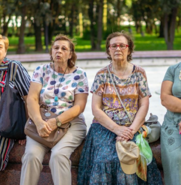 Sestre i ja smo same negovale bolesne roditelje, a brat im ni na sahranu nije došao: Kad su umrli šokirao nas je potezom oko imovine