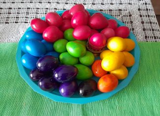 Bez sirćeta, skupe farbe i pucanja: Uz 1 stvar iz špajza jaja će biti jarka kao sa slike