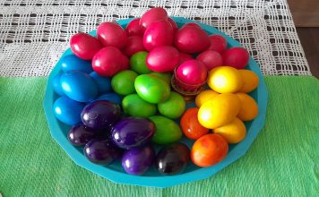 Bez sirćeta, skupe farbe i pucanja: Uz 1 stvar iz špajza jaja će biti jarka kao sa slike