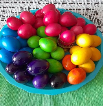 Bez sirćeta, skupe farbe i pucanja: Uz 1 stvar iz špajza jaja će biti jarka kao sa slike