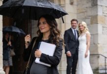 Pojavila se da finalizuje razvod u osmom mesecu trudnoće… a zatim je stajala i posmatrala kako njen muž istog dana oženi svoju ljubavnicu, smešeći se kao da više nema šta da izgubi. Ono što on nije shvatio bilo je da ona odlazi sa tajnom dovoljno snažnom da uništi sve za šta je verovao da je dobio Pojavila se da finalizuje razvod u osmom mesecu trudnoće… a zatim je stajala i posmatrala kako njen muž istog dana oženi svoju ljubavnicu, smešeći se kao da više nema šta da izgubi. Ono što on nije shvatio bilo je da ona odlazi sa tajnom dovoljno snažnom da uništi sve za šta je verovao da je dobio - featured image