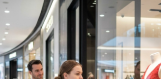 Sedam godina nakon njihovog razvoda, pronašao je svoju bivšu ženu kako radi kao čistačica, tiho zureći u haljinu od milion dolara iza izloga…