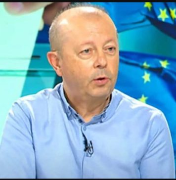 Ljudi misle da im je pao pritisak, a ustvari srce je stalo na trenutak: Srpski kardiolog otkrio šta prvo da uradite kad preskače i lupa Ljudi misle da im je pao pritisak, a ustvari srce je stalo na trenutak: Srpski kardiolog otkrio šta prvo da uradite kad preskače i lupa - featured image