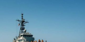 Mornari su usred oceana otkrili ogromnu zelenu metalnu kuglu: kada su izvukli nalaz iz vode, ostali su u šoku kada su shvatili što je to 😱 Mornari su usred oceana otkrili ogromnu zelenu metalnu kuglu: kada su izvukli nalaz iz vode, ostali su u šoku kada su shvatili što je to 😱 - featured image