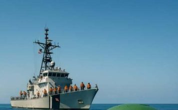 Mornari su usred oceana otkrili ogromnu zelenu metalnu kuglu: kada su izvukli nalaz iz vode, ostali su u šoku kada su shvatili što je to 😱 Mornari su usred oceana otkrili ogromnu zelenu metalnu kuglu: kada su izvukli nalaz iz vode, ostali su u šoku kada su shvatili što je to 😱 - featured image