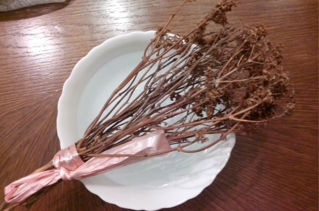 Veliki greh je da se prospe: A šta je ispravno uraditi sa starom, kada uzmemo novu osveštanu vodu? - featured image Veliki greh je da se prospe: A šta je ispravno uraditi sa starom, kada uzmemo novu osveštanu vodu? - featured image