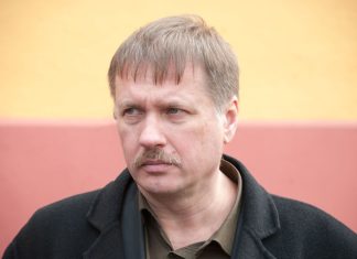 Ivan je živeo na selu i svake noći u 3:17 svetlo se palilo samo: Kad je na kameri video šta se dešava, skamenio se Ivan je živeo na selu i svake noći u 3:17 svetlo se palilo samo: Kad je na kameri video šta se dešava, skamenio se - featured image