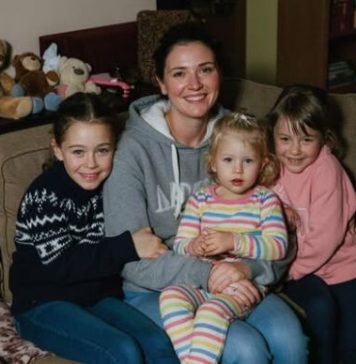 Kad je žena mog brata Edvina poginula u saobraćajnoj nesreći, on mi ostavlja svoje 3 dece ispred vrata i nestaje bez traga: 15 godina kasnije dobijam kovertu… Kad je žena mog brata Edvina poginula u saobraćajnoj nesreći, on mi ostavlja svoje 3 dece ispred vrata i nestaje bez traga: 15 godina kasnije dobijam kovertu… - featured image