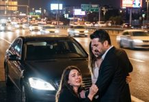 Kada je moja majka umirala, molila sam muža da pođe sa mnom u bolnicu. Na pola puta zazvonio mu je telefon — zvala ga je ljubavnica. Zaustavio je auto i izbacio me nasred autoputa. Nisam plakala niti ga molila. Samo sam tiho prošaptala: „Zažalićeš zbog ovoga.“ Trideset minuta kasnije zazvonio mu je telefon. Iz bolnice su mirno rekli: „Vaša majka… je preminula.“ Kada je moja majka umirala, molila sam muža da pođe sa mnom u bolnicu. Na pola puta zazvonio mu je telefon — zvala ga je ljubavnica. Zaustavio je auto i izbacio me nasred autoputa. Nisam plakala niti ga molila. Samo sam tiho prošaptala: „Zažalićeš zbog ovoga.“ Trideset minuta kasnije zazvonio mu je telefon. Iz bolnice su mirno rekli: „Vaša majka… je preminula.“ - featured image