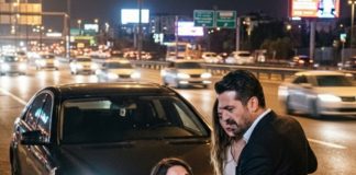 Kada je moja majka umirala, molila sam muža da pođe sa mnom u bolnicu. Na pola puta zazvonio mu je telefon — zvala ga je ljubavnica. Zaustavio je auto i izbacio me nasred autoputa. Nisam plakala niti ga molila. Samo sam tiho prošaptala: „Zažalićeš zbog ovoga.“ Trideset minuta kasnije zazvonio mu je telefon. Iz bolnice su mirno rekli: „Vaša majka… je preminula.“ Kada je moja majka umirala, molila sam muža da pođe sa mnom u bolnicu. Na pola puta zazvonio mu je telefon — zvala ga je ljubavnica. Zaustavio je auto i izbacio me nasred autoputa. Nisam plakala niti ga molila. Samo sam tiho prošaptala: „Zažalićeš zbog ovoga.“ Trideset minuta kasnije zazvonio mu je telefon. Iz bolnice su mirno rekli: „Vaša majka… je preminula.“ - featured image