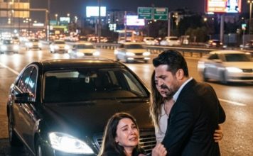 Kada je moja majka umirala, molila sam muža da pođe sa mnom u bolnicu. Na pola puta zazvonio mu je telefon — zvala ga je ljubavnica. Zaustavio je auto i izbacio me nasred autoputa. Nisam plakala niti ga molila. Samo sam tiho prošaptala: „Zažalićeš zbog ovoga.“ Trideset minuta kasnije zazvonio mu je telefon. Iz bolnice su mirno rekli: „Vaša majka… je preminula.“ Kada je moja majka umirala, molila sam muža da pođe sa mnom u bolnicu. Na pola puta zazvonio mu je telefon — zvala ga je ljubavnica. Zaustavio je auto i izbacio me nasred autoputa. Nisam plakala niti ga molila. Samo sam tiho prošaptala: „Zažalićeš zbog ovoga.“ Trideset minuta kasnije zazvonio mu je telefon. Iz bolnice su mirno rekli: „Vaša majka… je preminula.“ - featured image