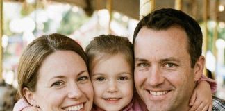 Moja petogodišnja kćerka je umrla — a nakon njene sahrane pronašla sam USB i poruku od medicinske sestre na kojoj je pisalo: „Tvoj muž te laže. Pogledaj video.“ Moja petogodišnja kćerka je umrla — a nakon njene sahrane pronašla sam USB i poruku od medicinske sestre na kojoj je pisalo: „Tvoj muž te laže. Pogledaj video.“ - featured image