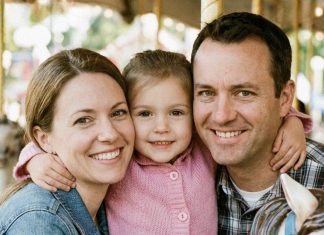 Moja petogodišnja kćerka je umrla — a nakon njene sahrane pronašla sam USB i poruku od medicinske sestre na kojoj je pisalo: „Tvoj muž te laže. Pogledaj video.“ Moja petogodišnja kćerka je umrla — a nakon njene sahrane pronašla sam USB i poruku od medicinske sestre na kojoj je pisalo: „Tvoj muž te laže. Pogledaj video.“ - featured image