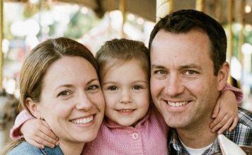 Moja petogodišnja kćerka je umrla — a nakon njene sahrane pronašla sam USB i poruku od medicinske sestre na kojoj je pisalo: „Tvoj muž te laže. Pogledaj video.“ Moja petogodišnja kćerka je umrla — a nakon njene sahrane pronašla sam USB i poruku od medicinske sestre na kojoj je pisalo: „Tvoj muž te laže. Pogledaj video.“ - featured image