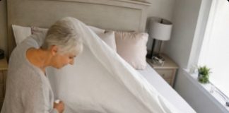 Snaha je gotovo svaki dan mijenjala posteljinu, opravdavajući ljubav prema čistoći: ali jednog dana svekrva je podigla deku, ugledala čudan trag na plahti i saznala strašnu tajnu o svojoj snahi 😲😨 Snaha je gotovo svaki dan mijenjala posteljinu, opravdavajući ljubav prema čistoći: ali jednog dana svekrva je podigla deku, ugledala čudan trag na plahti i saznala strašnu tajnu o svojoj snahi 😲😨 - featured image