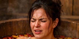 Udala sam se za čovjeka kojeg sam voljela, iz bogate porodice, ali nakon prve bračne noći natjerali su me da se kupam u vodi sa crvenom ljutom paprikom: to je trajalo skoro mjesec dana, sve dok jednog dana nisam odlučila saznati razlog tog čudnog rituala – bila sam u potpunom šoku 😱😱 Udala sam se za čovjeka kojeg sam voljela, iz bogate porodice, ali nakon prve bračne noći natjerali su me da se kupam u vodi sa crvenom ljutom paprikom: to je trajalo skoro mjesec dana, sve dok jednog dana nisam odlučila saznati razlog tog čudnog rituala – bila sam u potpunom šoku 😱😱 - featured image