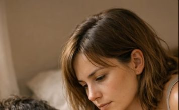 Dok je moj muž spavao, primijetila sam čudnu tetovažu barkoda na leđima: Skenirala sam kod i skoro se onesvijestila 😲😲 Dok je moj muž spavao, primijetila sam čudnu tetovažu barkoda na leđima: Skenirala sam kod i skoro se onesvijestila 😲😲 - featured image