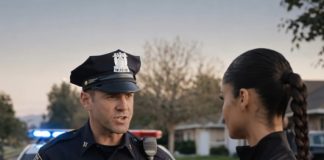 Rasistički policajac zaustavio je mladu ženu bez ikakvog prekršaja i pokušao da je uhapsi pred cijelom ulicom, ali nije mogao ni da zamisli ko je ona zapravo ili šta će mu se desiti samo nekoliko minuta kasnije 😳 Rasistički policajac zaustavio je mladu ženu bez ikakvog prekršaja i pokušao da je uhapsi pred cijelom ulicom, ali nije mogao ni da zamisli ko je ona zapravo ili šta će mu se desiti samo nekoliko minuta kasnije 😳 - featured image