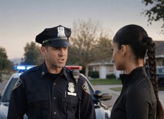 Rasistički policajac zaustavio je mladu ženu bez ikakvog prekršaja i pokušao da je uhapsi pred cijelom ulicom, ali nije mogao ni da zamisli ko je ona zapravo ili šta će mu se desiti samo nekoliko minuta kasnije 😳 Rasistički policajac zaustavio je mladu ženu bez ikakvog prekršaja i pokušao da je uhapsi pred cijelom ulicom, ali nije mogao ni da zamisli ko je ona zapravo ili šta će mu se desiti samo nekoliko minuta kasnije 😳 - featured image