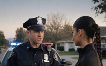 Rasistički policajac zaustavio je mladu ženu bez ikakvog prekršaja i pokušao da je uhapsi pred cijelom ulicom, ali nije mogao ni da zamisli ko je ona zapravo ili šta će mu se desiti samo nekoliko minuta kasnije 😳 Rasistički policajac zaustavio je mladu ženu bez ikakvog prekršaja i pokušao da je uhapsi pred cijelom ulicom, ali nije mogao ni da zamisli ko je ona zapravo ili šta će mu se desiti samo nekoliko minuta kasnije 😳 - featured image