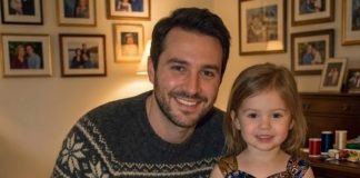 Sašio sam haljinu za školsku svečanost moje ćerke od svilenih marama moje preminule žene — jedna žena ju je direktno ismejala u sali. Sašio sam haljinu za školsku svečanost moje ćerke od svilenih marama moje preminule žene — jedna žena ju je direktno ismejala u sali. - featured image