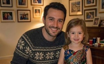 Sašio sam haljinu za školsku svečanost moje ćerke od svilenih marama moje preminule žene — jedna žena ju je direktno ismejala u sali. Sašio sam haljinu za školsku svečanost moje ćerke od svilenih marama moje preminule žene — jedna žena ju je direktno ismejala u sali. - featured image