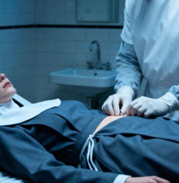 Doveli su tijelo časne sestre u mrtvačnicu, ali kada su počeli rezati njezin habit, pojavila se poruka: Doveli su tijelo časne sestre u mrtvačnicu, ali kada su počeli rezati njezin habit, pojavila se poruka: - featured image