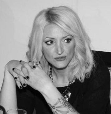Umrla u mukama i tvrdila da je zbog 1 namirnice dobila rak: Cela estrada je žalila kad je umirala, a samo 5 kolega došlo je na njenu sahranu Umrla u mukama i tvrdila da je zbog 1 namirnice dobila rak: Cela estrada je žalila kad je umirala, a samo 5 kolega došlo je na njenu sahranu - featured image