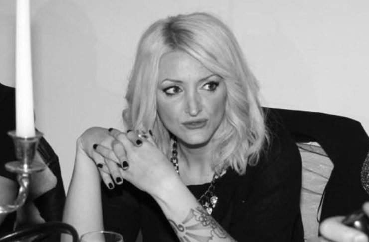 Umrla u mukama i tvrdila da je zbog 1 namirnice dobila rak: Cela estrada je žalila kad je umirala, a samo 5 kolega došlo je na njenu sahranu Umrla u mukama i tvrdila da je zbog 1 namirnice dobila rak: Cela estrada je žalila kad je umirala, a samo 5 kolega došlo je na njenu sahranu - featured image