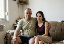 Za godišnjicu sam od svekra dobila običan jastuk — ali kada sam čula šta se krije unutra, shvatila sam da mi brak visi o koncu. Za godišnjicu sam od svekra dobila običan jastuk — ali kada sam čula šta se krije unutra, shvatila sam da mi brak visi o koncu. - featured image