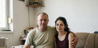 Za godišnjicu sam od svekra dobila običan jastuk — ali kada sam čula šta se krije unutra, shvatila sam da mi brak visi o koncu. Za godišnjicu sam od svekra dobila običan jastuk — ali kada sam čula šta se krije unutra, shvatila sam da mi brak visi o koncu. - featured image