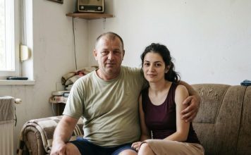 Za godišnjicu sam od svekra dobila običan jastuk — ali kada sam čula šta se krije unutra, shvatila sam da mi brak visi o koncu. Za godišnjicu sam od svekra dobila običan jastuk — ali kada sam čula šta se krije unutra, shvatila sam da mi brak visi o koncu. - featured image