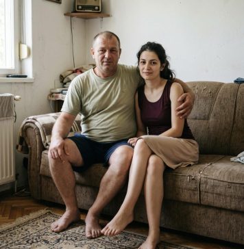 Za godišnjicu sam od svekra dobila običan jastuk — ali kada sam čula šta se krije unutra, shvatila sam da mi brak visi o koncu. Za godišnjicu sam od svekra dobila običan jastuk — ali kada sam čula šta se krije unutra, shvatila sam da mi brak visi o koncu. - featured image