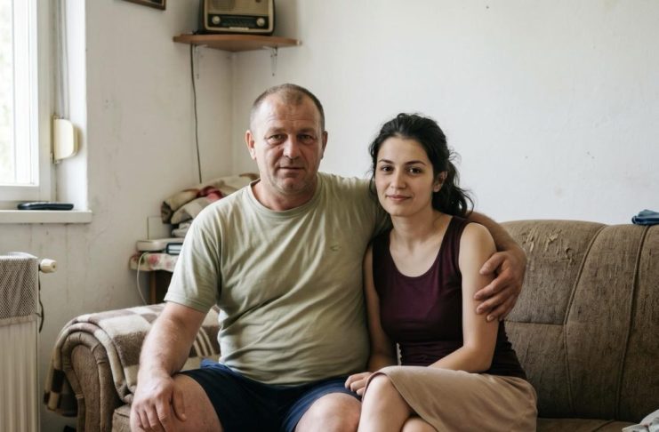 Za godišnjicu sam od svekra dobila običan jastuk — ali kada sam čula šta se krije unutra, shvatila sam da mi brak visi o koncu. Za godišnjicu sam od svekra dobila običan jastuk — ali kada sam čula šta se krije unutra, shvatila sam da mi brak visi o koncu. - featured image