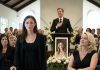PROBUDILA SAM SE U BOLNICI NAKON POŽARA. MOJ TATA JE, PLAKUĆI, REKAO: ‘TVOJA MAJKA NIJE PREŽIVJELA. TI SI JEDINA KOJA JE PREŽIVJELA.’ NAKON ŠTO JE OTIŠAO, BILA SAM SE SMRZLA OD TUGE – DOK SE POLICAJAC NIJE NAGNUO I PITAO: ‘GOSPOĐO… JESTE LI SPREMNE ČUTI ISTINU? O NJEMU?’ PROBUDILA SAM SE U BOLNICI NAKON POŽARA. MOJ TATA JE, PLAKUĆI, REKAO: ‘TVOJA MAJKA NIJE PREŽIVJELA. TI SI JEDINA KOJA JE PREŽIVJELA.’ NAKON ŠTO JE OTIŠAO, BILA SAM SE SMRZLA OD TUGE – DOK SE POLICAJAC NIJE NAGNUO I PITAO: ‘GOSPOĐO… JESTE LI SPREMNE ČUTI ISTINU? O NJEMU?’ - featured image