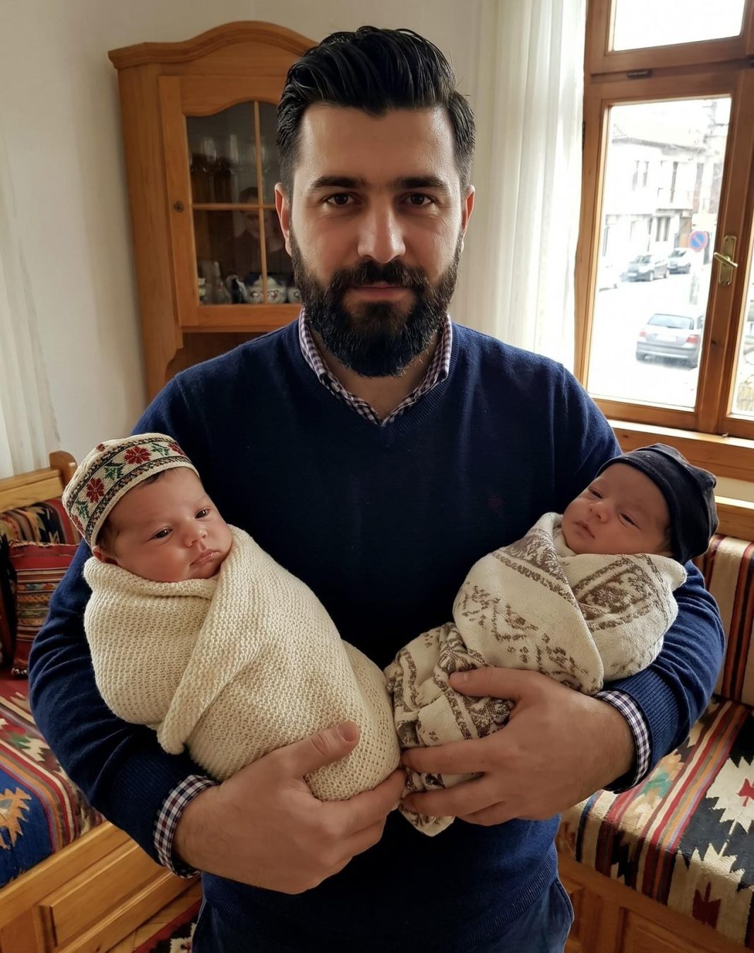 Otišao sam u bolnicu da kući dovedem ženu i naše blizance — ali umjesto Marine, pored beba me je čekala poruka koja me je poslala pravo do moje majke. - featured image