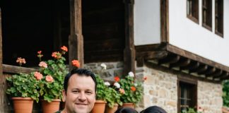 Moj muž je doveo prijateljicu da ostane kod nas samo sedmicu dana — a onda sam ispod njenog kreveta pronašla kutiju koja je objasnila zašto se prema njoj ponašao kao prema tajni. Moj muž je doveo prijateljicu da ostane kod nas samo sedmicu dana — a onda sam ispod njenog kreveta pronašla kutiju koja je objasnila zašto se prema njoj ponašao kao prema tajni. - featured image