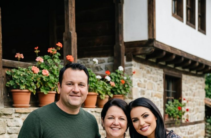 Moj muž je doveo prijateljicu da ostane kod nas samo sedmicu dana — a onda sam ispod njenog kreveta pronašla kutiju koja je objasnila zašto se prema njoj ponašao kao prema tajni. Moj muž je doveo prijateljicu da ostane kod nas samo sedmicu dana — a onda sam ispod njenog kreveta pronašla kutiju koja je objasnila zašto se prema njoj ponašao kao prema tajni. - featured image