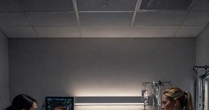 Sve medicinske sestre koje su negovale muškarca koji je bio u komi više od godinu dana počele su da ostaju trudne jedna za drugom. Ali kada je glavni lekar potajno postavio kameru u sobi kako bi otkrio istinu, video je nešto mnogo strašnije i pozvao policiju. Sve medicinske sestre koje su negovale muškarca koji je bio u komi više od godinu dana počele su da ostaju trudne jedna za drugom. Ali kada je glavni lekar potajno postavio kameru u sobi kako bi otkrio istinu, video je nešto mnogo strašnije i pozvao policiju. - featured image