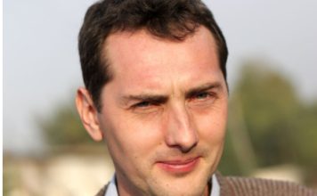 Ovaj Bosanac zbog svog imena hit na Balkanu: Pop nije hteo da mu krsti decu kad je čuo kako se zove, policija mu prašta prekršaje, tek da vidite imena braće Ovaj Bosanac zbog svog imena hit na Balkanu: Pop nije hteo da mu krsti decu kad je čuo kako se zove, policija mu prašta prekršaje, tek da vidite imena braće - featured image